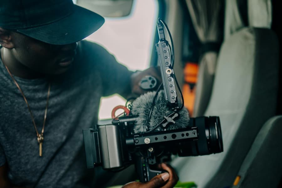 Cadreur avec une caméra cinéma